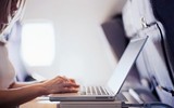 [ẢNH] Mang đồ điện tử lên máy bay cần lưu ý gì?